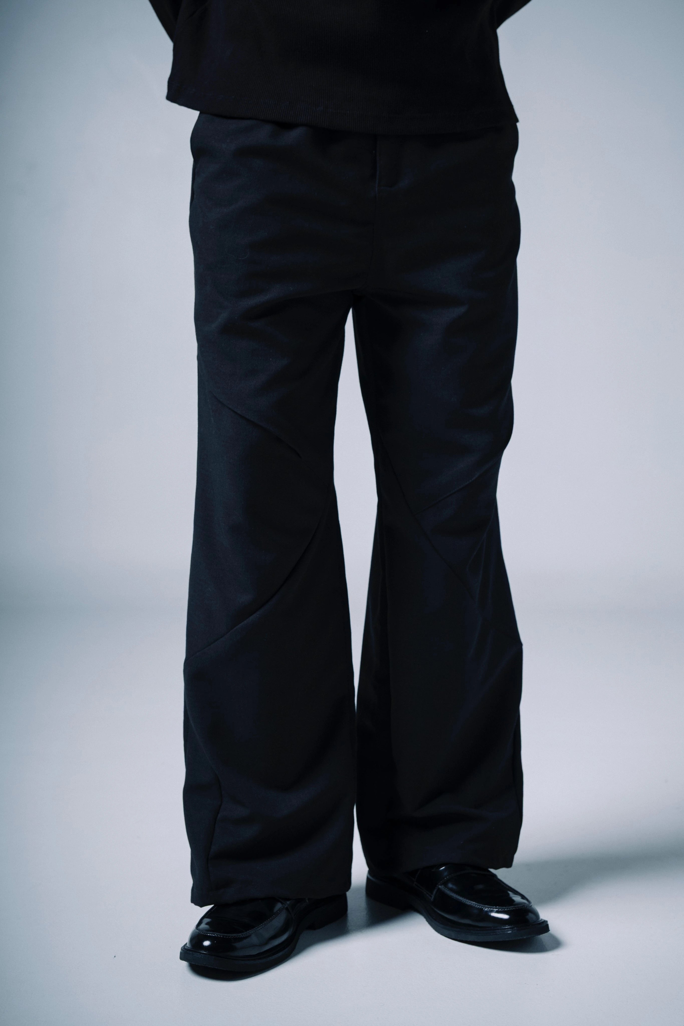 Pantalón Recto con Corte Frontal